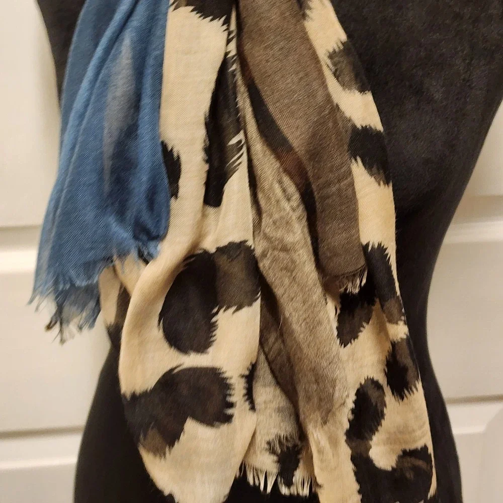 Shawl/Scarf In Animal Print/Blue /Taupe 36